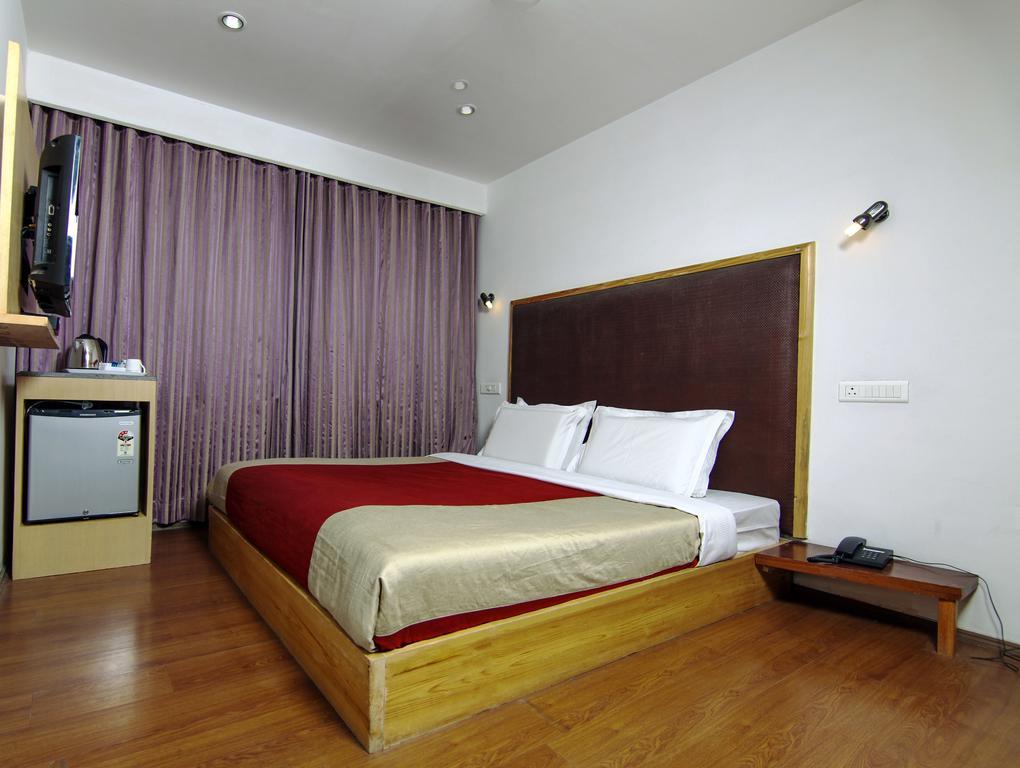 Holiday Plaza 호텔 Srīnagar 외부 사진