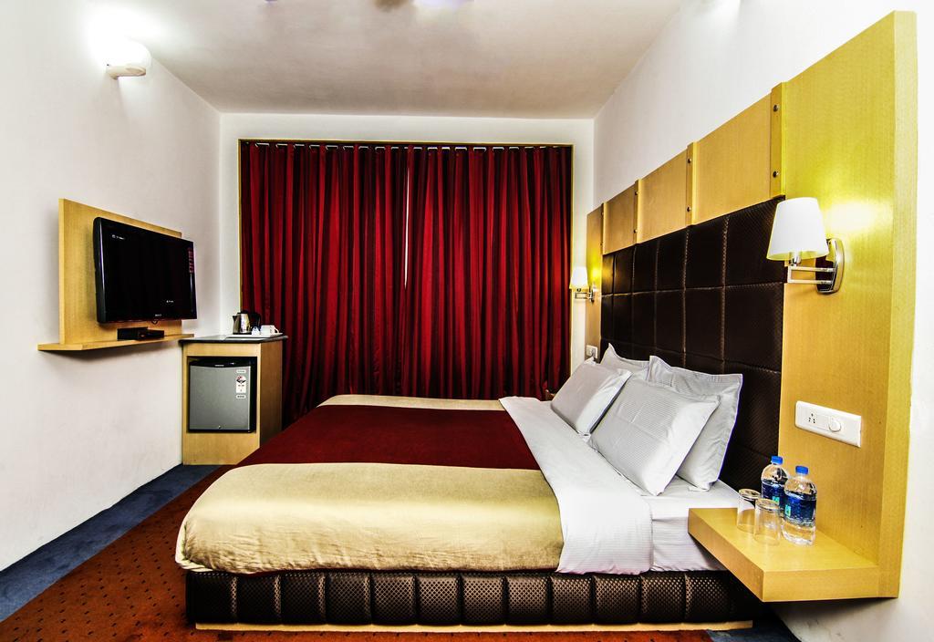 Holiday Plaza 호텔 Srīnagar 외부 사진