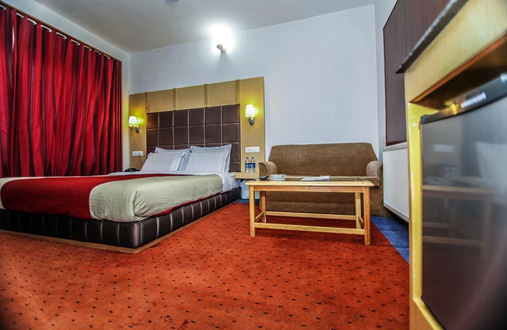 Holiday Plaza 호텔 Srīnagar 외부 사진